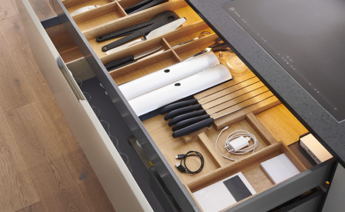 Offene Schublade in der Küche mit Utensilien zum Kochen