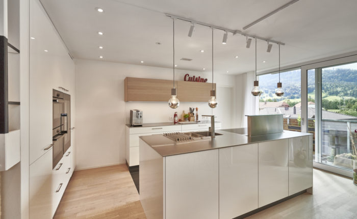 Weisse, moderne neue Küche mit einer Fensterfront